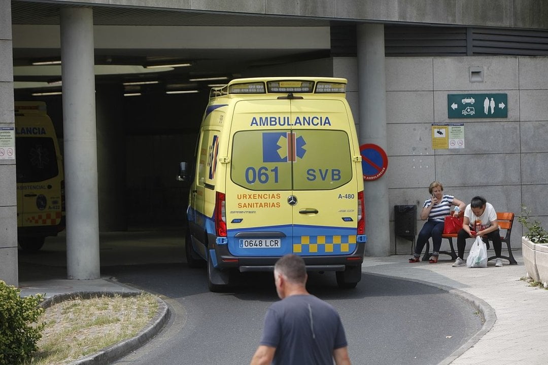 Una ambulancia accede al servicio de Urgencias del CHUO.