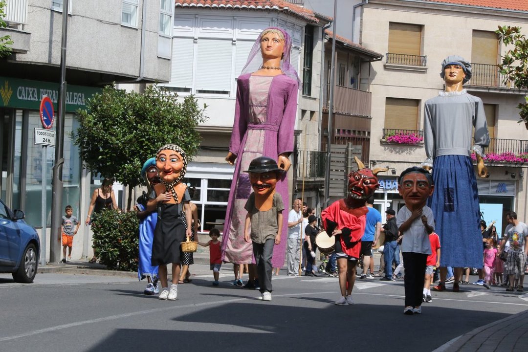 Gigantes y cabezudos recorren las calles en el San Benito alaricano (Foto: Iván Dacal).
