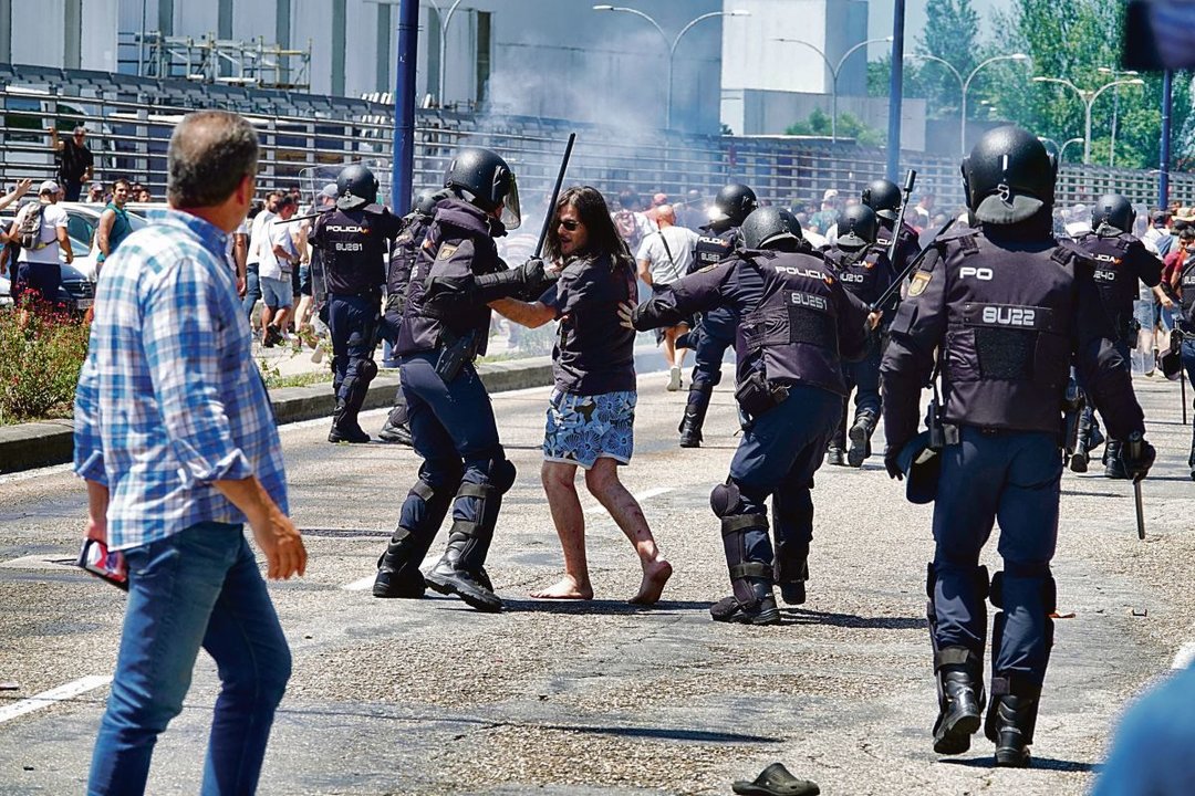 Cargas policiales en la protesta del metal ayer en Vigo. Foto: Vicente Alonso.