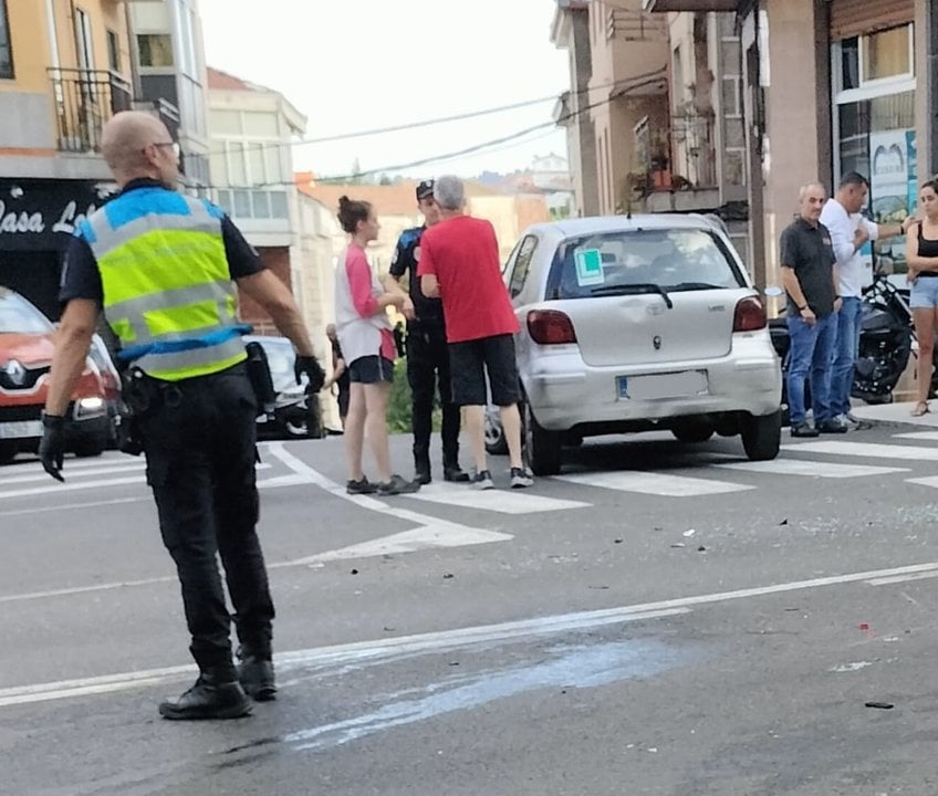 Imágenes del accidente de tráfico ocurrido en la calle Marcelo Macías esta tarde de jueves.