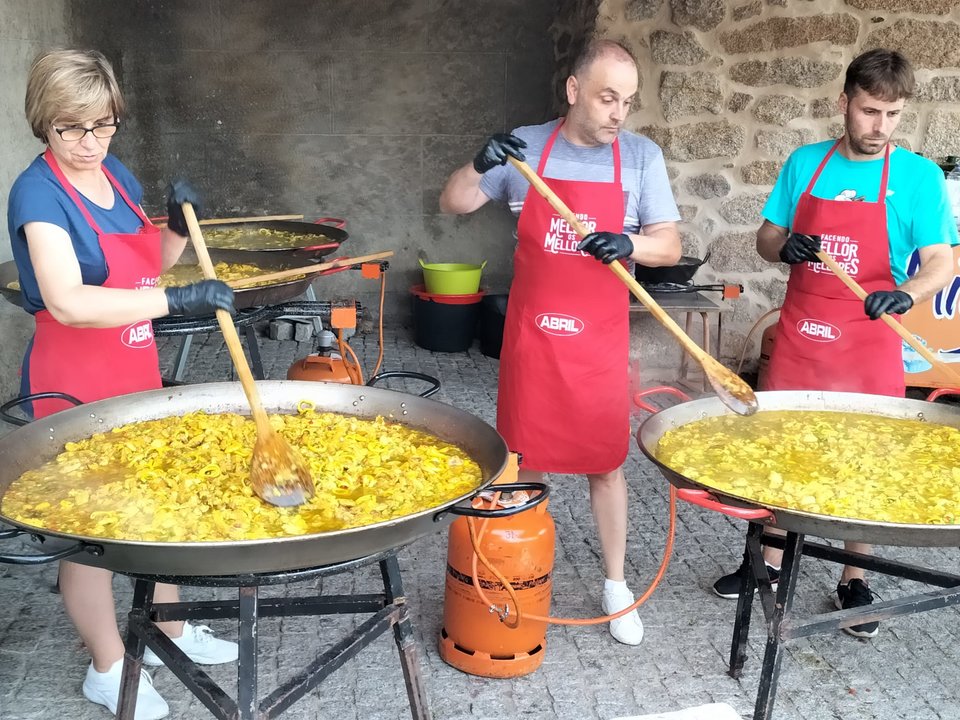 Participantes en la VIII Festa da Paella en Albarellos.