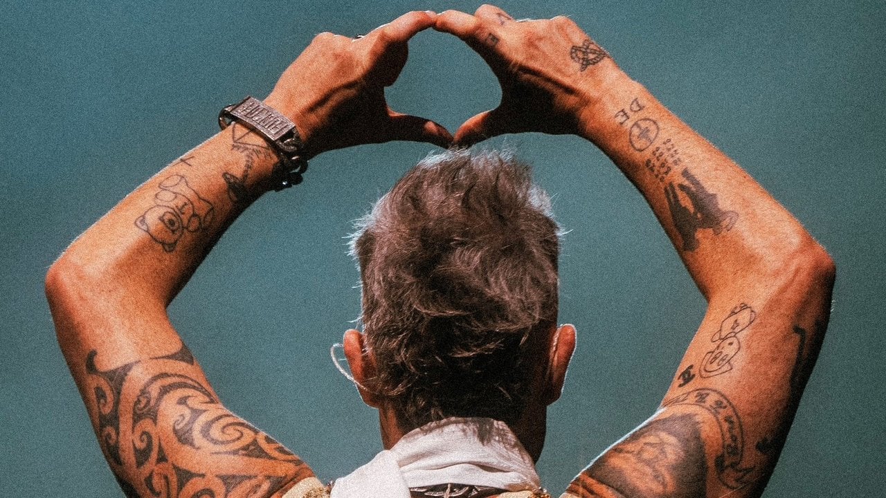 Robbie Williams, mostrando su amor al público durante el concierto en el Gozo Festival.