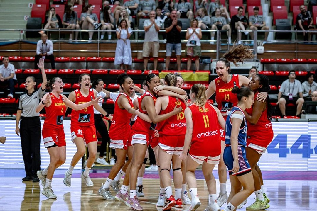 Euforia del equipo español tras lograr la medalla de bronce en el Campeonato de Europa.