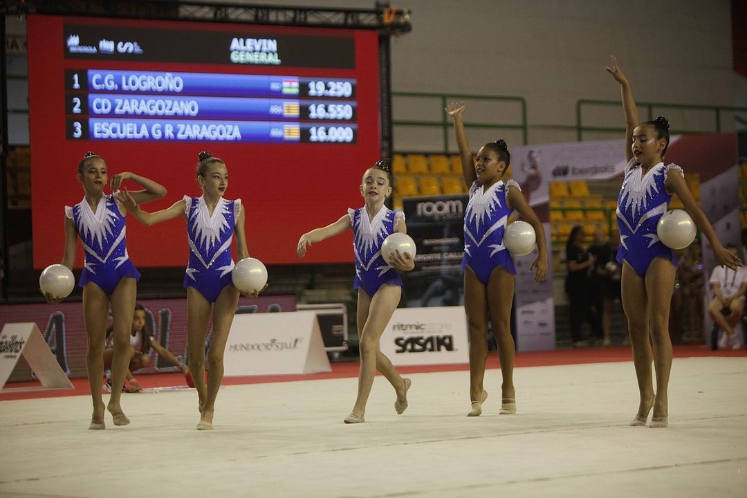 El conjunto alevín del Ximnasia Pavillón, durante su ejercicio en el Campeonato de España.