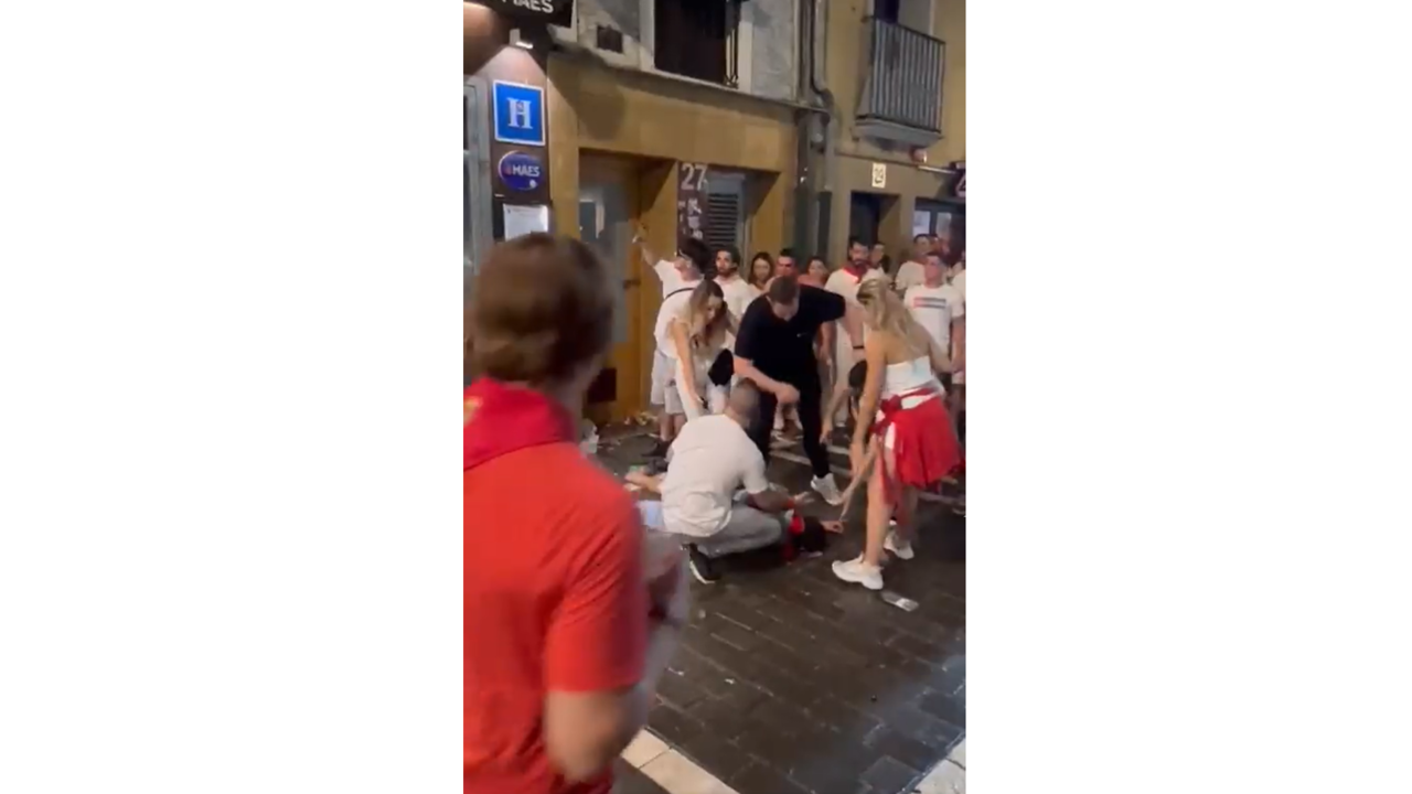 Una imagen de la brutal pelea en las fiestas de San Fermín.