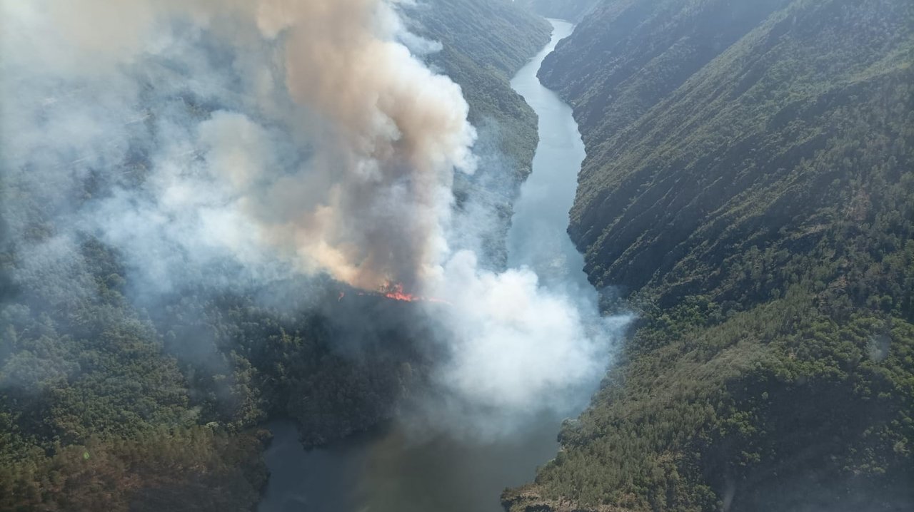 Incendio en el Cañón do Sil, cerca de Castro Caldelas