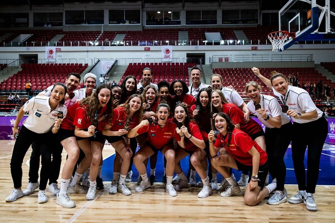 La selección española femenina sub-18 celebra sobre la pista la medalla de bronce lograda en el Europeo.
