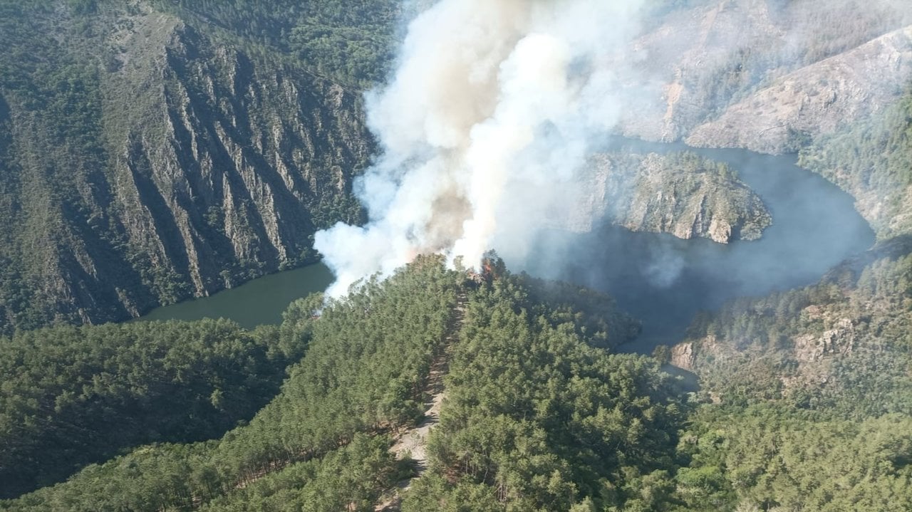 Incendio forestal en Castro Caldelas.
