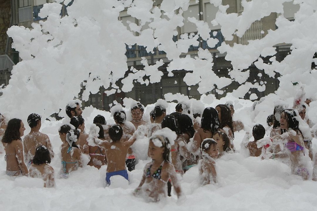 La fiesta de la espuma es una de las actividades clásicas del campamento urbano.