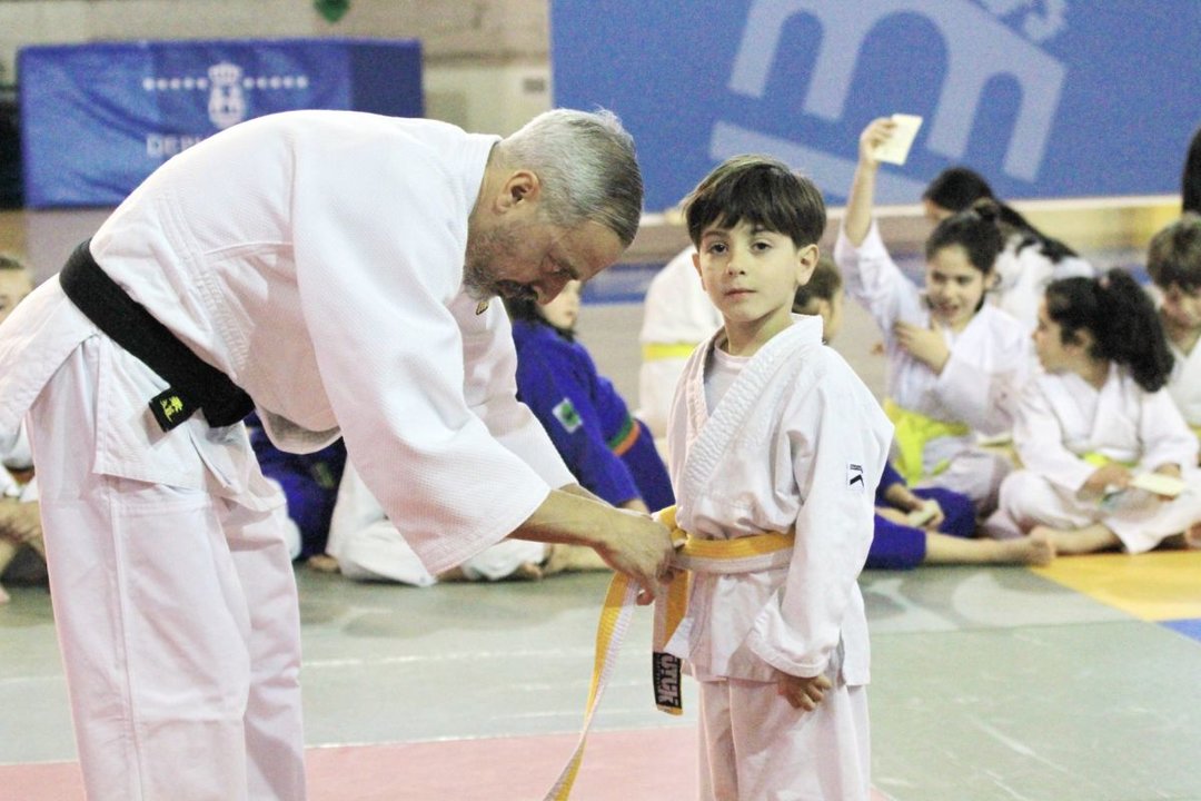 Ayuda entre dos generaciones de judocas.
