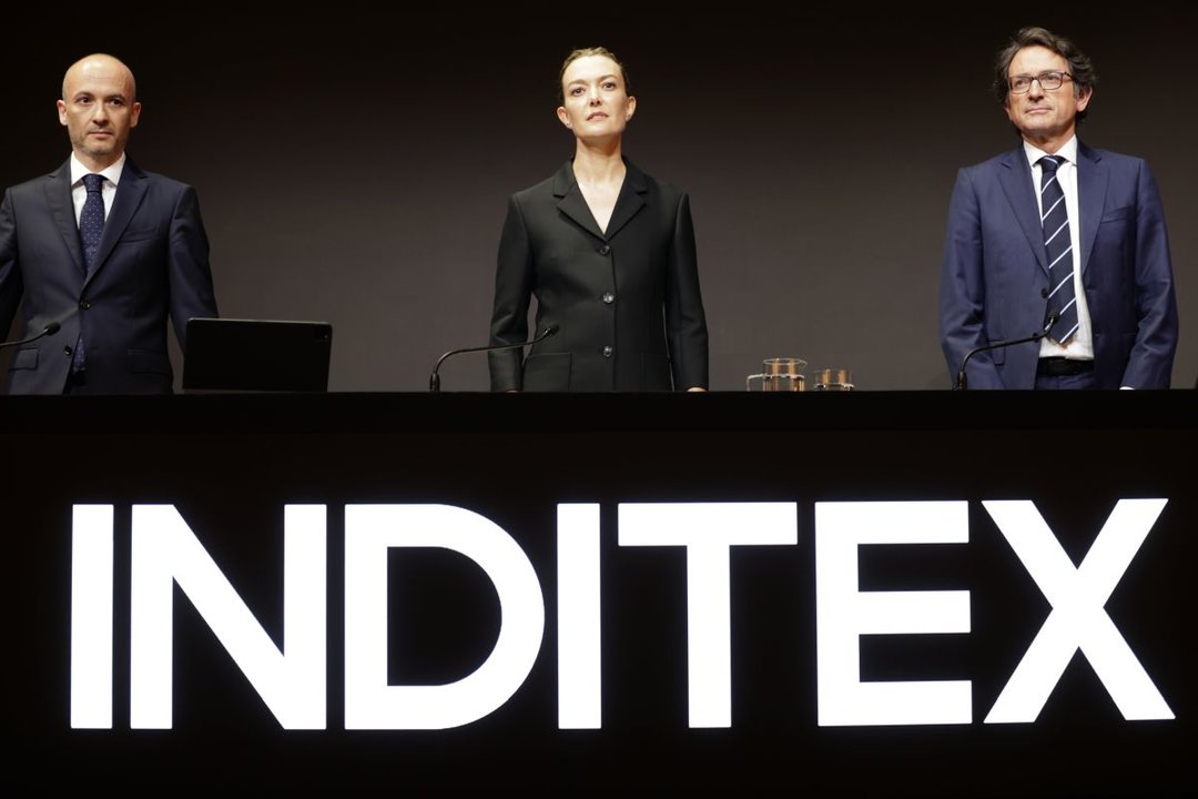 La presidenta de Inditex, Marta Ortega, flanqueada por Óscar García Maceiras y Javier Monteoliva.