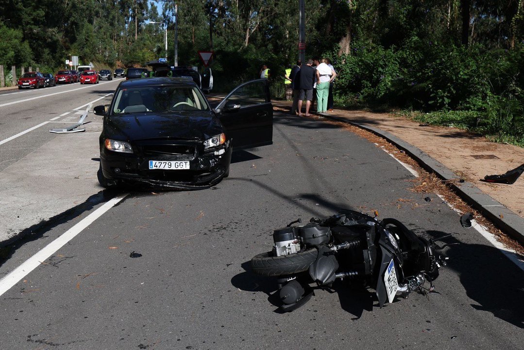 Una imagen del accidente en Coruxo en el que perdió la vida una motorista. (FOTO: ATLÁNTICO DIARIO).