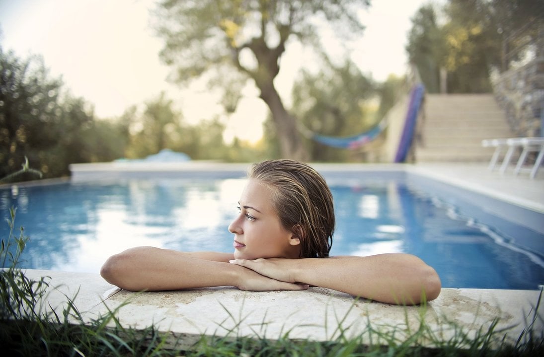 Una mujer se relaja y descansa en una piscina (FOTO: PIXABAY).