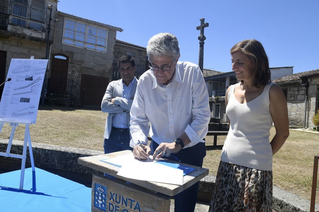 Francisco Fernández, con Ángeles Vázquez, firma el convenio.
