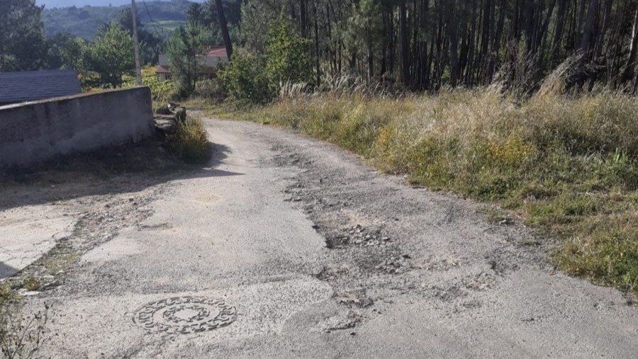 Una de las carreteras del concello de Cenlle.