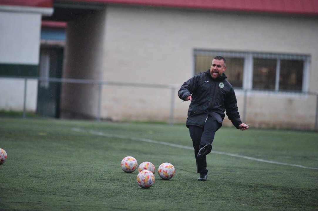 El técnico del Arenteiro, Javi Rey, en un entrenamiento realizado en el campo de A Uceira.