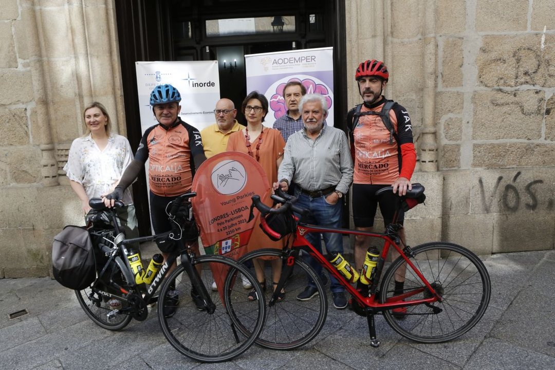 Llegada de la iniciativa “Pedaleando por el párkinson” a Ourense, ayer por la tarde.