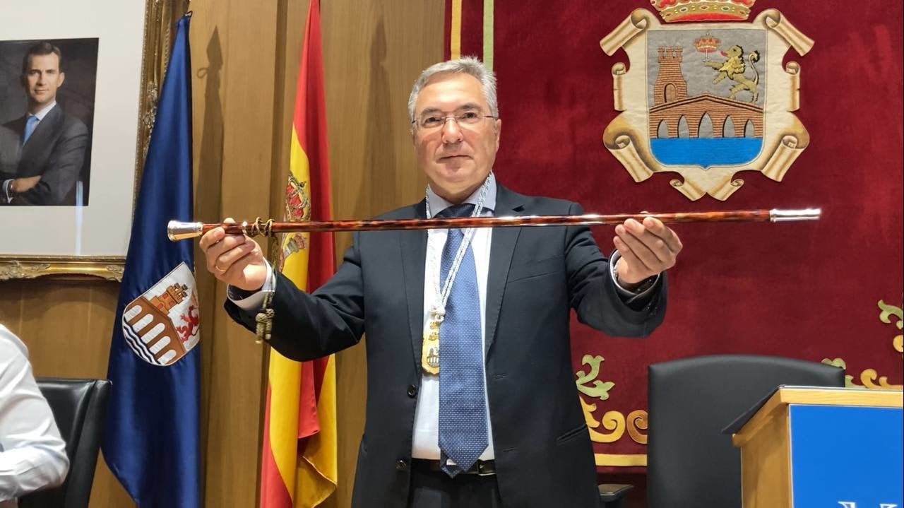 Luis Menor, con el bastón de mando de la Diputación de Ourense (Foto: Marcos Atrio)