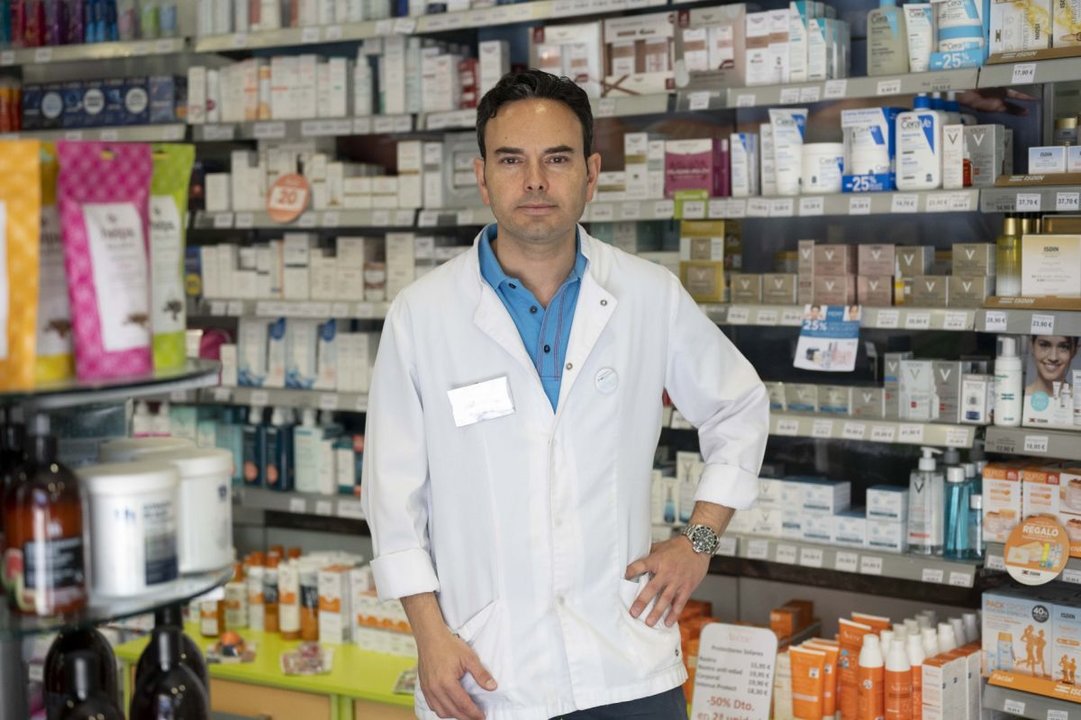 Santiago Leyes Vence, en su farmacia.