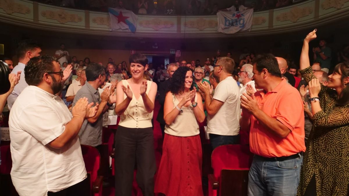 Ana Pontón y Noa Presas, en el Teatro Principal de Ourense, junto a otros compañeros del partido.