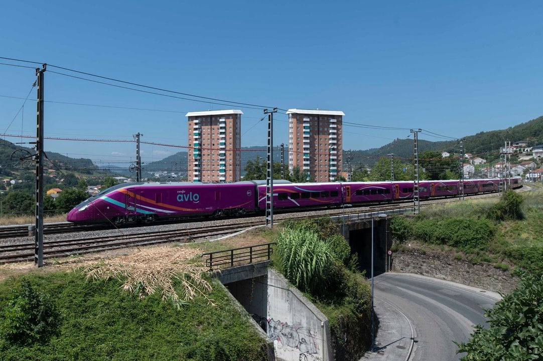 Tren AVLO entrando en Ourense en pruebas tras volver de Santiago

Fotos Martiño Pinal