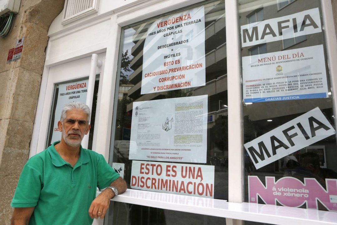 Jorge Gonzalves, frente a nuevos carteles en su negocio.
