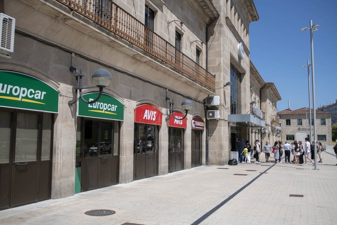 Oficinas de alquiler de vehículos, en la estación de tren Ourense-Empalme.