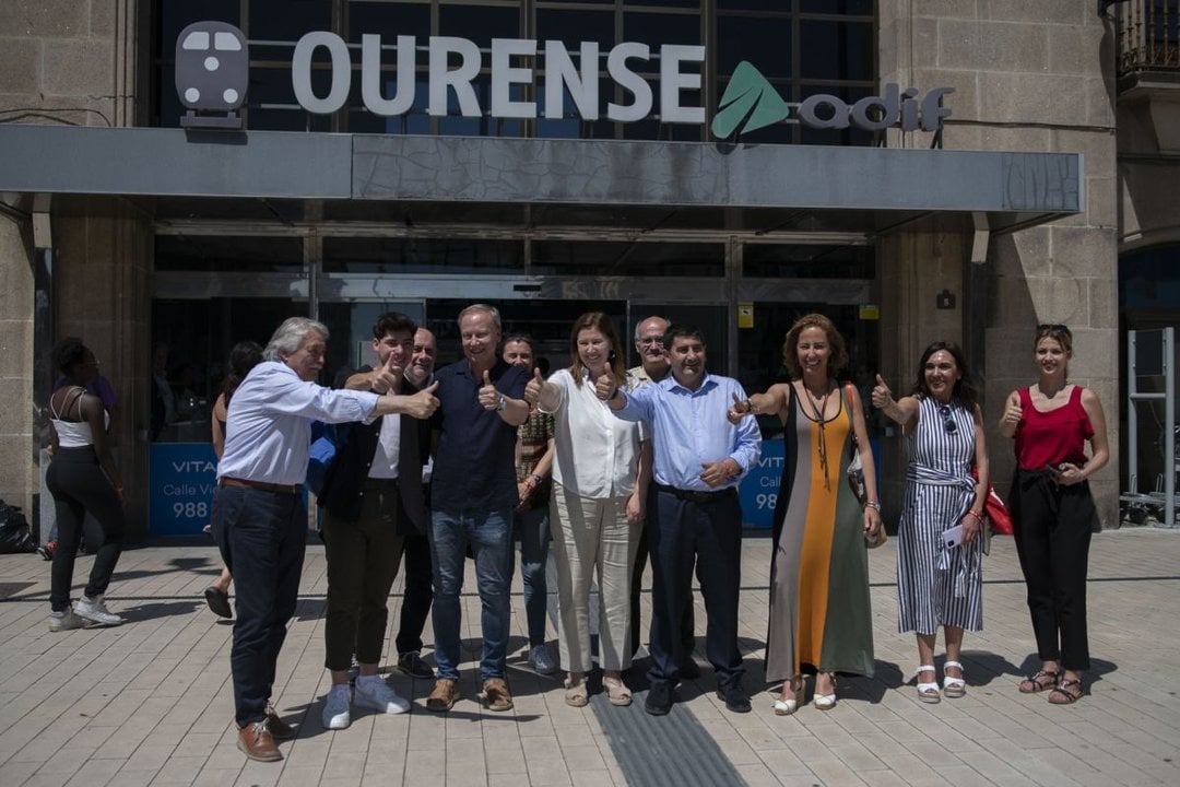 Integrantes del PSOE en la estación intermodal de Ourense (Foto: Xesús Fariñas)
