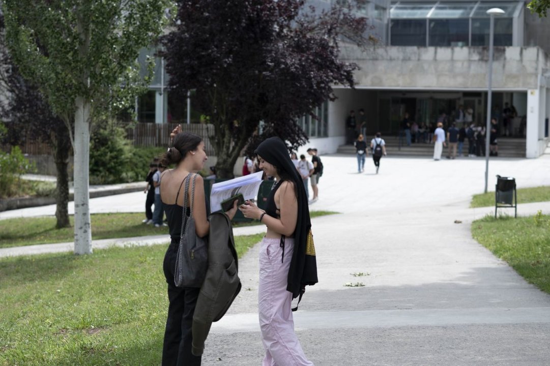 Dos alumnas tras finalizar las pruebas de la ABAU, en el Campus.