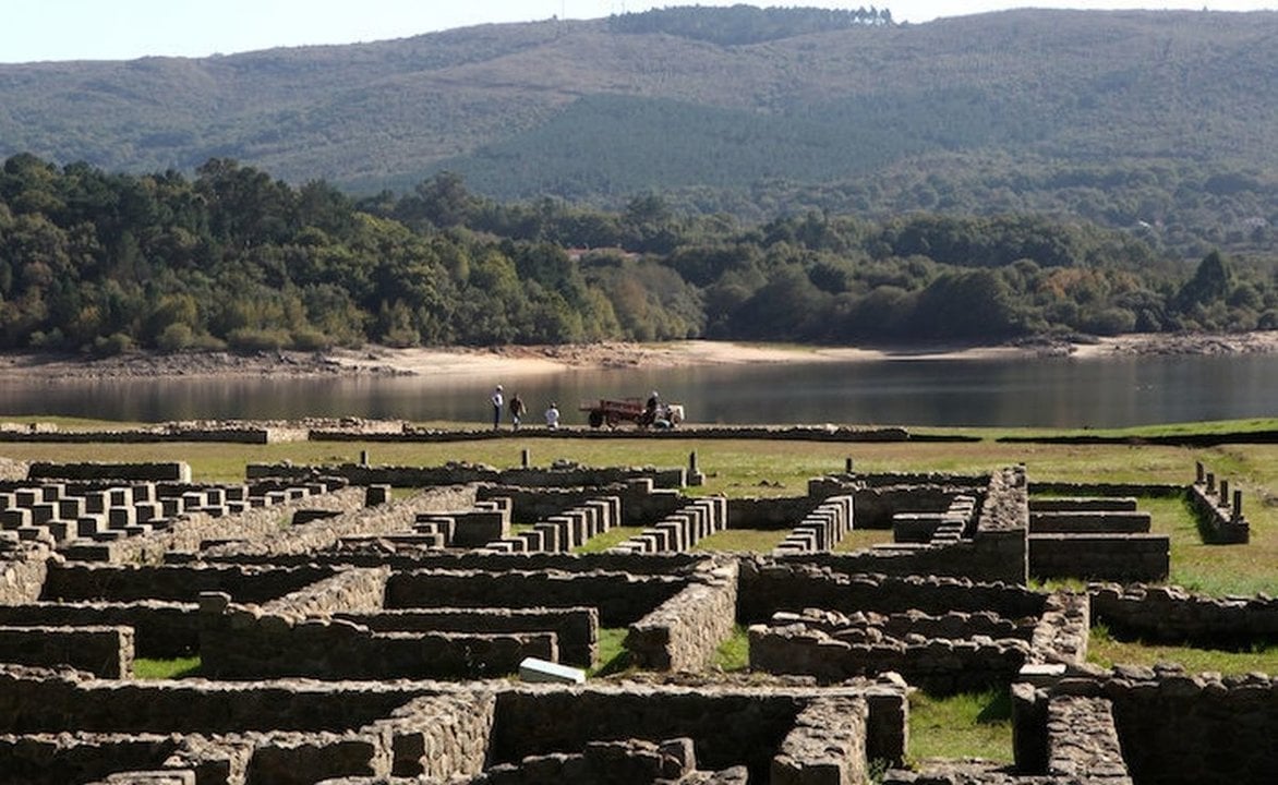 Parte del campamento militar romano ubicado junto al embalse de As Conchas, en Porto Quintela (Bande).