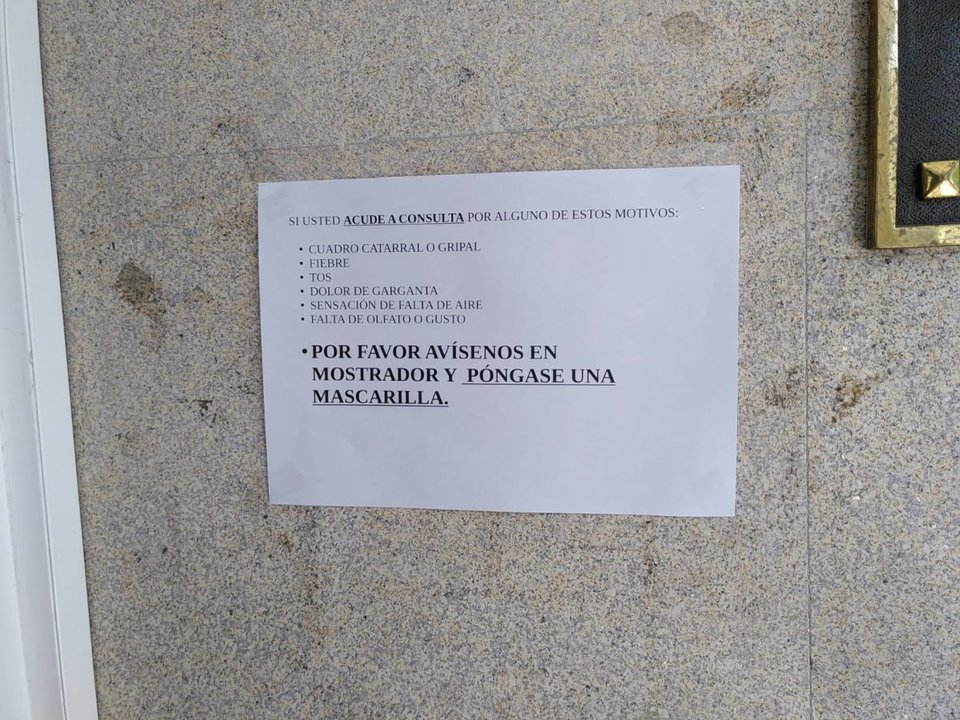 Cartel con mensaje en un centro de salud de Ourense