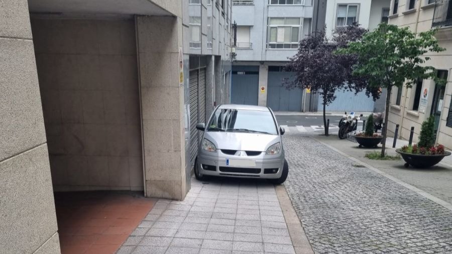 Coche mal aparcado en Ourense