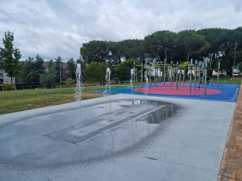 Chorros de agua en el parque Angelita Paradela, en Barrocás.