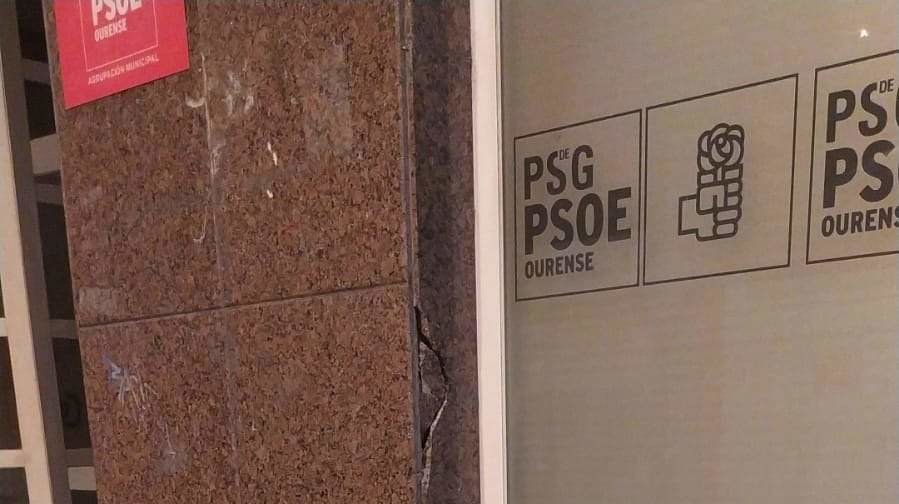 Una pedrada causa desperfectos en la sede del PSOE de Ourense en la jornada electoral del 23J. (FOTO: XS Ourense).