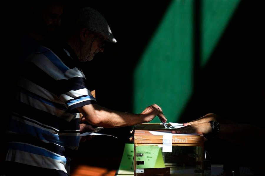 Un ciudadano ejerce su derecho al voto (EFE).