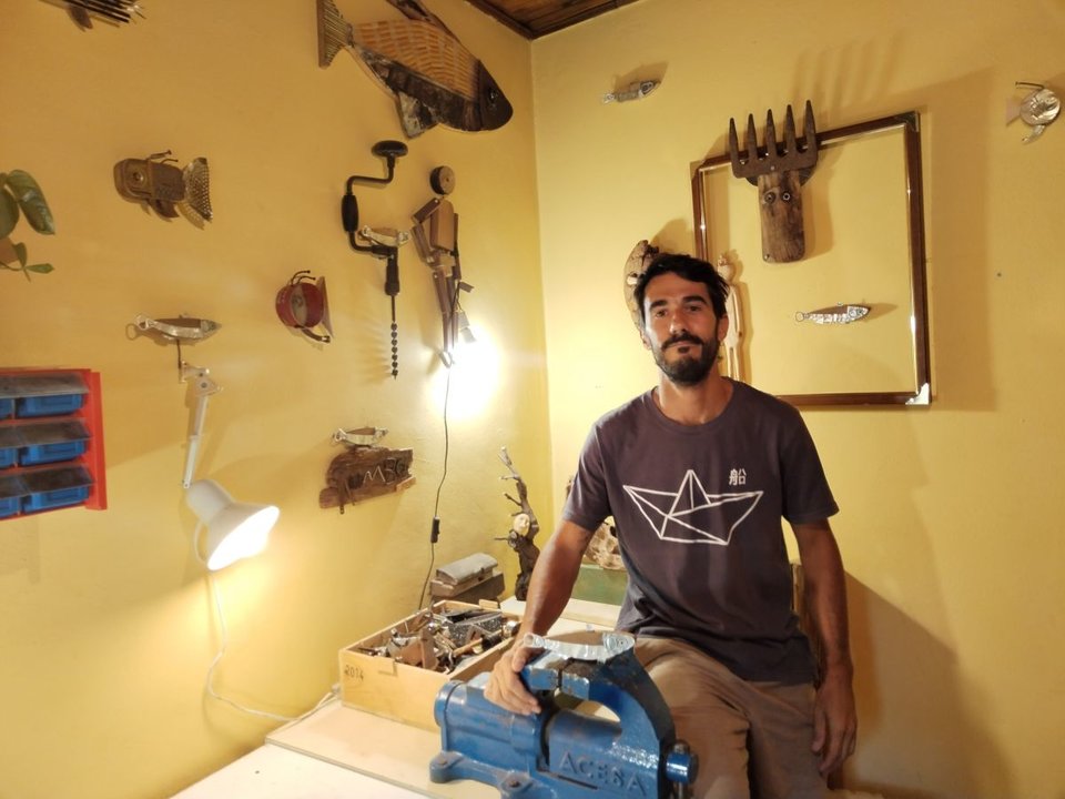 <p>Patricio en su taller, ubicado dentro de su casa en A Veiga.</p>
