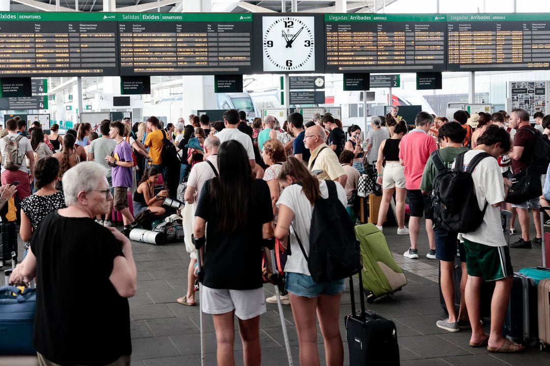 Viajeros esperan en la estación del AVE de Valencia, tras la cancelación de todas las conexiones con Madrid por un incendio. (FOTO: EFE).