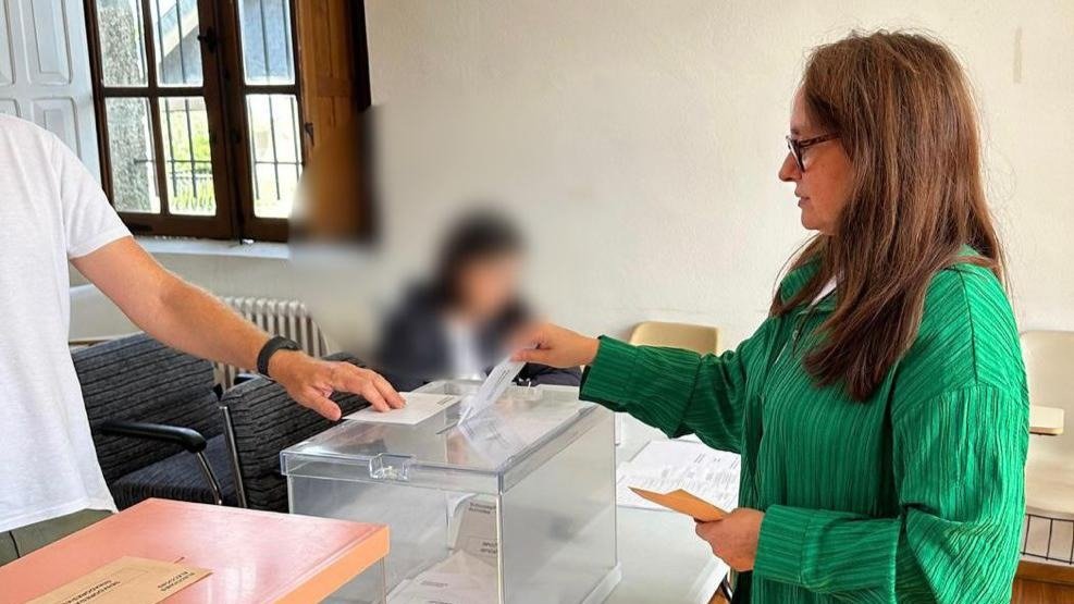 Bravo Bosch, candidata de Vox en Ourense, votando.