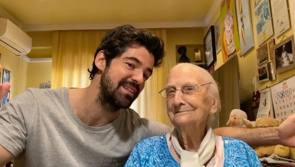 Miguel Ángel Muñoz y su abuela.