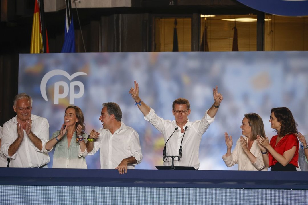 Alberto Núñez Feijóo hace el signo de la victoria en su comparecencia anoche en el balcón de la sede del PP en Madrid.