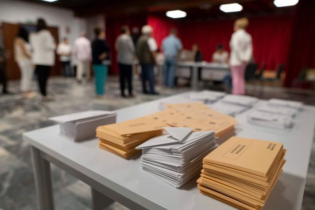 Papeletas electorales en Ourense (Foto: Xesús Fariñas).