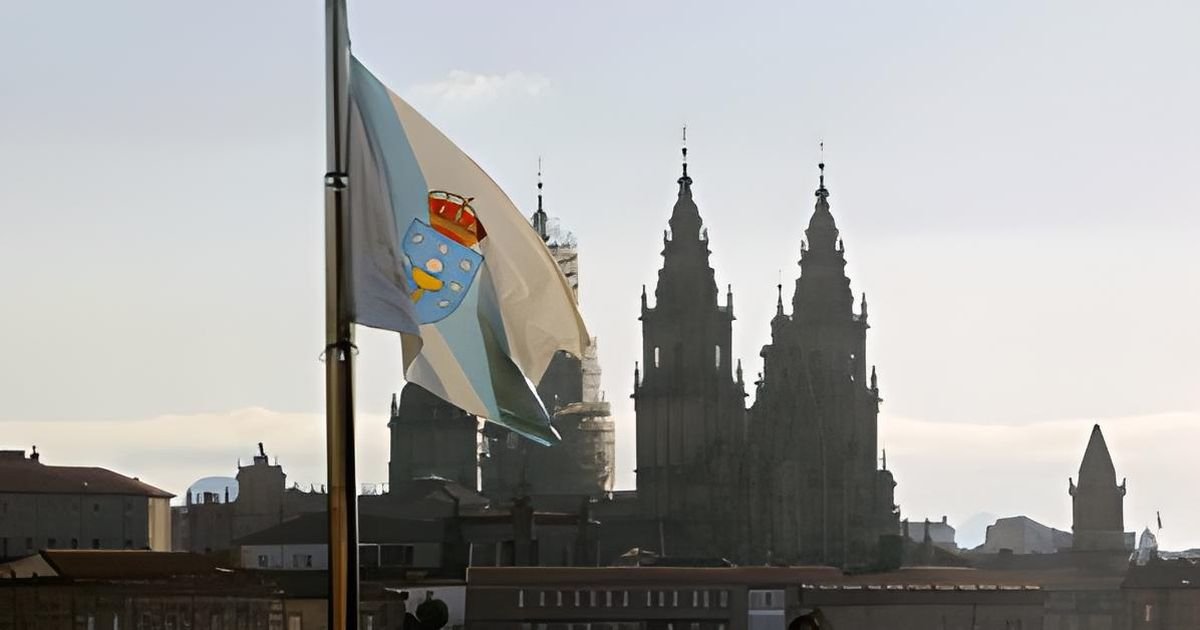Bandeira de Galicia coa Catedral de Santiago de fondo.