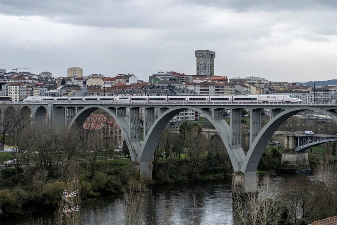 Vista de Ourense co Miño en primeiro plano.