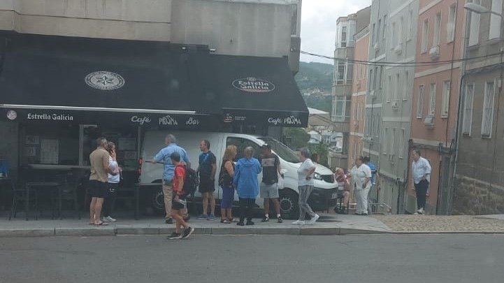 La furgoneta, tras chocar contra la terraza de un bar en Ourense