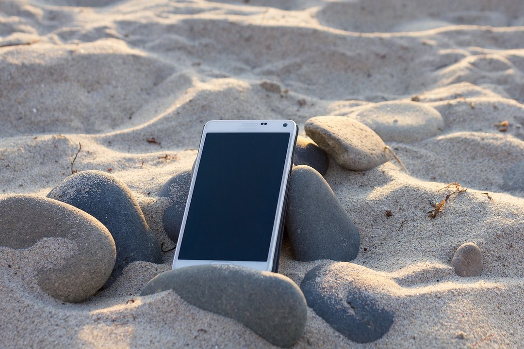 Aprende a proteger tu móvil durante los viajes a la playa.
