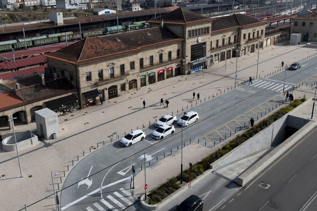Esplanada de la estación de tren de Ourense. (FOTO: MARTIÑO PINAL).