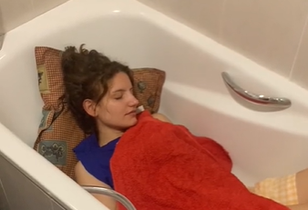 Un momento del vídeo en el que la usuaria duerme en la bañera para evitar el calor.