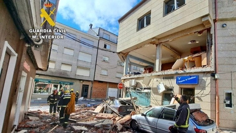 Estado en el que quedó el edificio de Ordes tras la explosión.