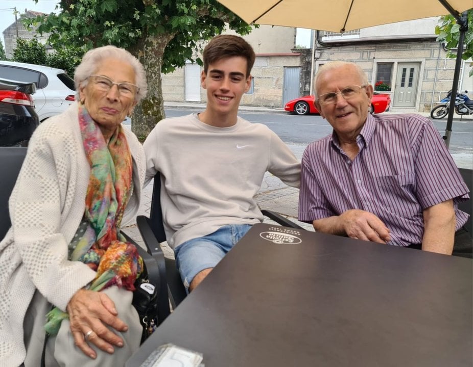 Álvaro Diéguez Rúa en Cualedro con sus abuelos maternos.