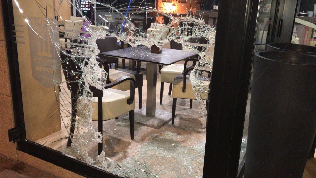 Cristales rotos de una cafetería asaltada en Ourense.